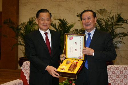 Shi Zongyuan (R), the Communist Party Chief of Guizhou, gives a present to Kuomintang Honorary Chairman Lien Chan on behalf of Guizhou Province, in Guiyang, southwest China's Guizhou Province, on April 8, 2009. A delegation headed by Lien Chan arrived here on Wednesday for a visit to the province. (Xinhua/Wang Li)