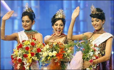 Miss India World Pooja Chopra (C), Miss India Earth Shriya Kishore (R) and Miss India Universe Ekta Chaudhary (L) 