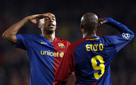 Barcelona's Thierry Henry (L) celebrates with team mate Samuel Eto'o after scoring the fourth goal against Bayern Munich during their Champions League quarter-final, first leg soccer match at the Nou Camp Stadium in Barcelona April 8, 2009. Barcelona rolled over Bayern Munich 4-0 Wednesday in the first leg of the Champions League quarter-finals. (Xinhua/Reuters Photo) 