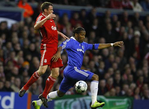 Liverpool's Jamie Carragher (L) challenges Chelsea's Didier Drogba during their Champions League soccer match in Liverpool, northern England April 8, 2009.Chelsea took a big step toward the Champions League semifinals on Wednesday, rallying to beat Liverpool 3-1 in the first leg of the quarter-finals.(Xinhua/Reuters Photo) 