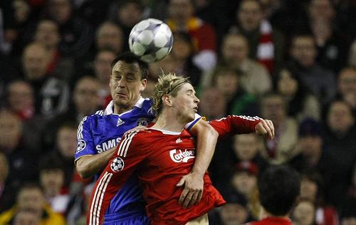 Chelsea's John Terry (L) challenges Liverpool's Fernando Torres during their Champions League soccer match in Liverpool, northern England April 8, 2009.(Xinhua/Reuters Photo) 