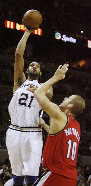San Antonio Spurs Tim Duncan (L) shoots over Portland Trail Blazers Joel Przybilla during the second half of their NBA basketball game in San Antonio, Texas April 8, 2009.The Portland Trail Blazers overcame an early 19-point deficit to earn a 95-83 road win over the ailing San Antonio Spurs.(Xinhua/Reuters Photo) 