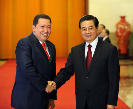 Chinese President Hu Jintao (R) meets with Venezuelan President Hugo Chavez at the Great Hall of the People in Beijing, capital of China, on April 8, 2009. (Xinhua/Rao Aimin)