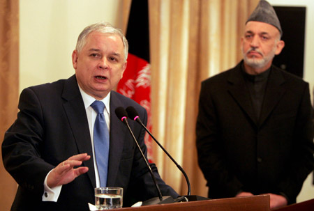 Polish President Lech Kaczynski (L) and Afghan President Hamid Karzai attend a joint news conference in Kabul, capital of Afghanistan, April 8, 2009. After the talks with Karzai, Kaczynski said to boost military presence up to 20 percent in Afghanistan. Poland currently has 1590 troops mostly stationed in the Afghan restive province of Ghazni.(Xinhua/Zabi Tamanna)