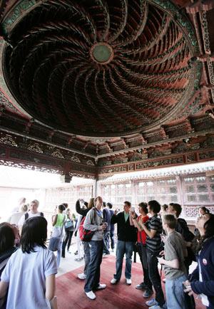 Some British middle school students view an ancient Kunqu Opera Stage in China Kunqu Opera Museum in Suzhou city of east China's Jiangsu Province, April 8, 2009. Over thirty British middle school students visited China Kunqu Opera Museum in Suzhou on Wednesday and learned impromptu some skills of Kunqu performance, when they were on cultural exchange visits to Suzhou Foreign Languages School. (Xinhua/Xu Zhiqiang) 