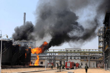 Photo taken on April 8, 2009 shows the accident site at No.1 and No.2 light oil tanks of coal-to-liquids (CTL) projects base of Yitai Group in northwest China's Inner Mongolia Autonomous Region. The fire was put out at about 4:10 pm of the day without casualties and crucial production equipments loss. (Xinhua/Zhang Ling) 