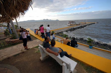 Residents rest by the Managua Lake, in Managua, capital of Nigaragua, April 9, 2009, during the Holy Week Holidays. The Holy Week, the second week in April, marks the Biblical story of crucifixion of Jesus Christ on the first Friday of April. (Xinhua/Oscar Navarrete)