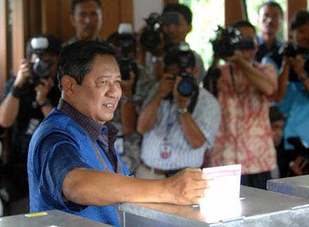 Indonesian President Susilo Bambang Yudhoyono casts his ballot at a polling station in Bogor, West Java, Indonesia, on Apr. 9, 2009. Voting started Thursday morning in Indonesia's legislative elections as voters are moving to polling stations to cast votes for their representatives in the parliament. (Xinhua/Yue Yuewei) 