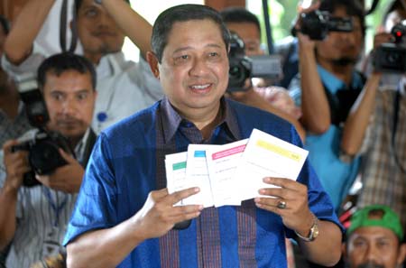  Indonesian President Susilo Bambang Yudhoyono displays his ballots at a polling station in Bogor, West Java, Indonesia, on Apr. 9, 2009. Voting started Thursday morning in Indonesia's legislative elections as voters are moving to polling stations to cast votes for their representatives in the parliament. (Xinhua/Yue Yuewei)