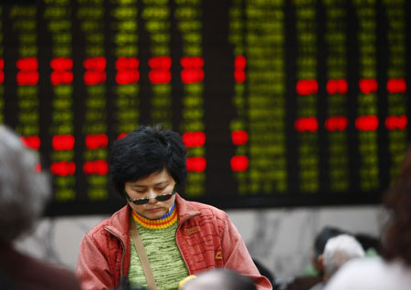 A shareholder stands inside a securities firm in Shanghai, east China, April 8, 2009. China's benchmark Shanghai Composite Index on the Shanghai Stock Exchange closed at 2,347.39 points Wednesday, down 3.76 percent from the previous close, while the Shenzhen Component Index plunged 3.63 percent to 8896.97.[Xinhua]