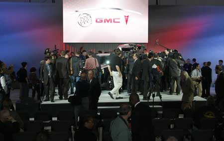 The exhibition booth of GMC is crowded with journalists during the media preview of New York International Auto Show in New York April 8, 2009. New York International Auto Show will open to the public from April 10 to 19.[Xinhua]