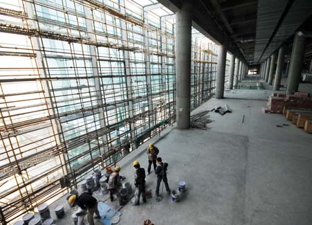 Workers are busy with construction project at the Passenger Hall of the Terminal No. 2, of the Hongqiao Airport, in Shanghai, east China, April 8, 2009. Shanghai built the new terminal to cater to the continuous growth of passenger and cargo flows in and out of the most populous city on China's east coast, well prepared for the Shanghai World Expo 2010 which is expected to bring large increase in air passenger traffic. (Xinhua/Niu Yixin) 