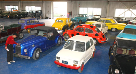  Luo Wenyou, a collector of classic cars, checks his collection in his classic car museum in Beijing, April 9, 2009. (Xinhua/Bu Xiangdong)