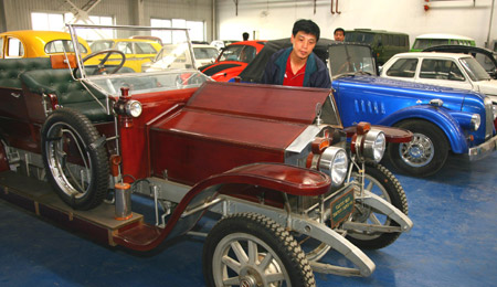 Luo Wenyou, a collector of classic cars, cleans one of his collection in his classic car museum in Beijing, April 9, 2009.(Xinhua/Bu Xiangdong)