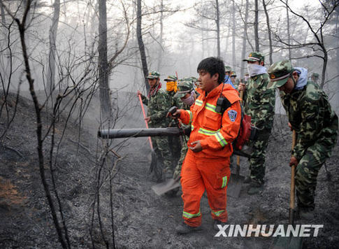 Soldiers are fighting the forest fire in northeast China's Liaoning Province April 9, 2009. 