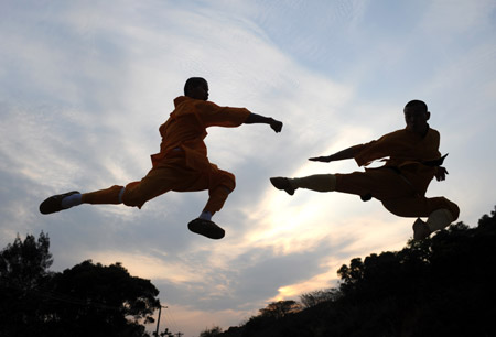 Monks perform Shaolin Kungfu (the renowned Chinese martial arts) during the recording of an educational TV series featuring martial arts in Quanzhou, southeast China's Fujian Province, April 9, 2009. [Jiang Kehong/Xinhua] 