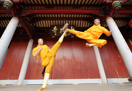 Monks perform Shaolin Kungfu (the renowned Chinese martial arts) during the recording of an educational TV series featuring martial arts in Quanzhou, southeast China's Fujian Province, April 9, 2009. [Jiang Kehong/Xinhua]