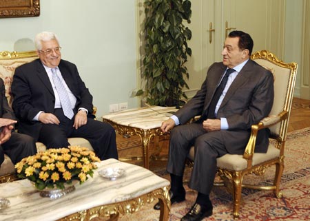 Egyptian President Hosni Mubarak (R) meets with Palestinian President Mahmoud Abbas at the Presidential House in Cairo, capital of Egypt, April 9, 2009. (Xinhua/Zhang Ning)