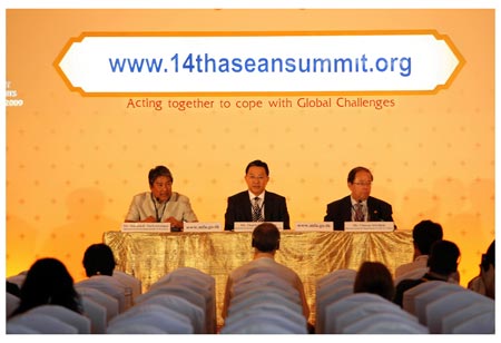 ASEAN officials attends a press conference to introduce the preparation of the coming 14th ASEAN summit and related meetings in Pattaya, Thailand, April 9, 2009. The second phase of the 14th ASEAN Summit and related meetings will be held on April 10-12,2009 in Pattaya, the renowned resort city in Thailand's central Chon Buri province. (Xinhua/Zhang Fengguo)