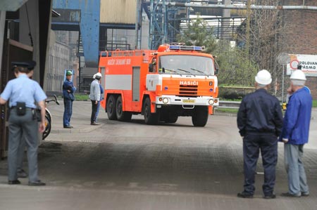 Security personnels stand at the entrance of a coking plant following a blast in northern Czech Republic's Ostrava city April 9, 2009. An explosion occured at the coking plant on Thursday morning, killing 2 and injuring one. (Xinhua/Ceteka)