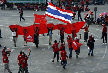 Taxi drivers and supporters of former Thai Prime Minister Thaksin Shinawatra block the main road during an anti-government protest at the Victory monument in Bangkok April 9, 2009. Thai taxi drivers joined a growing anti-government protest on Thursday, blocking at least one main intersection in central Bangkok, and the demonstrators also threatened to disrupt an Asian summit meeting.(Xinhua/Reuters Photo)