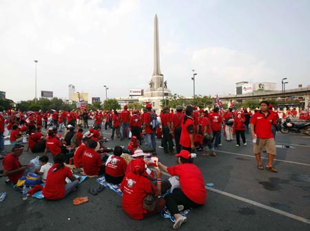 Taxi drivers and supporters of former Thailand Prime Minister Thaksin Shinawatra block the main road during an anti-government protest at the Victory monument in Bangkok April 9, 2009.(Xinhua/Reuters Photo)