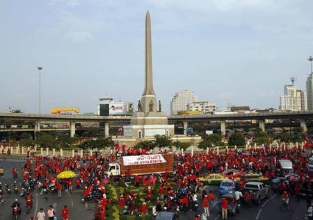 Taxi drivers and supporters of former Thailand Prime Minister Thaksin Shinawatra block the main road during an anti-government protest at the Victory monument in Bangkok April 9, 2009.(Xinhua/Reuters Photo)