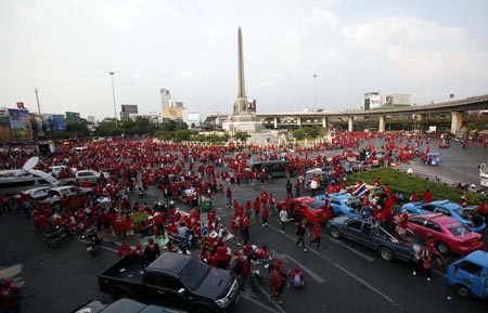 Taxi drivers and supporters of former Thailand Prime Minister Thaksin Shinawatra block the main road during an anti-government protest at the Victory monument in Bangkok April 9, 2009.(Xinhua/Reuters Photo)