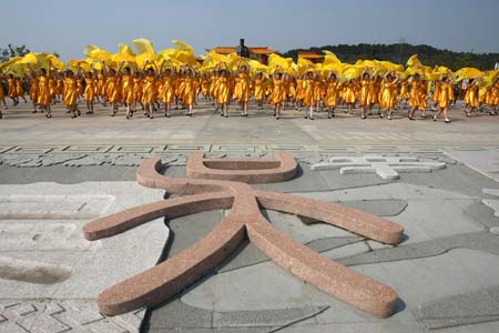 Actors rehearse the opening ceremony of 2009 China Wu Culture Festival held in Wuxi City, east China's Jiangsu Province, April 8, 2009. The 2009 China Wu Culture Festival will kick off in Wuxi on April 10. As a famous city with a history of 3000 years and the site of the old Wu Kingdom, Wuxi is known for its rich Wu culture. (Xinhua/Huan Wei)