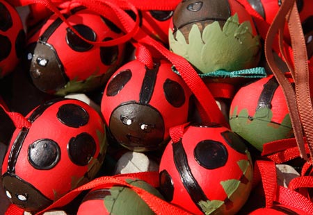 Painted eggs for use as traditional Easter decoration are on display at an Easter market in Vienna April 9, 2009. (Xinhua/Reuters Photo)