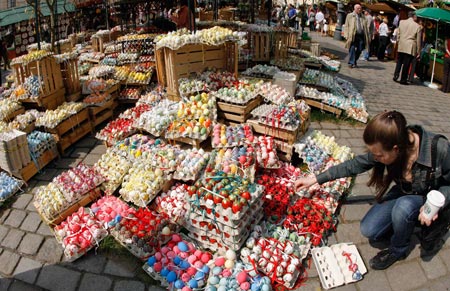 Painted eggs for use as traditional Easter decoration are on display at an Easter market in Vienna April 9, 2009. (Xinhua/Reuters Photo)