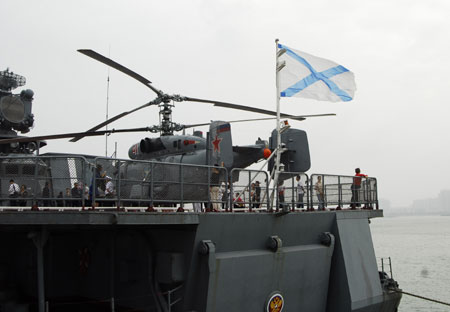 Zhanjiang citizens look around on the visiting Admiral Vinogradov submarine chaser of Russian navy in Zhanjiang, south China's Guangdong Province, April 9, 2009. 