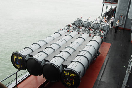 Zhanjiang citizens look around on the visiting Admiral Vinogradov submarine chaser of Russian navy in Zhanjiang, south China's Guangdong Province, April 9, 2009. 