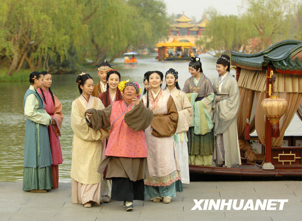 Crew of a new TV series 'A Dream of Red Mansions' shoot the episode 'Liu Laolao visits Grand View Garden' by the Slender West Lake, Yangzhou, east China's Jiangsu Province, April 9. The TV series was filmed in scenic places in southern China like Zhejiang Province's Wuzhen; Jiangsu Province's Suzhou and Yangzhou in the past month. Its outdoor shooting in southern China will end very soon. 