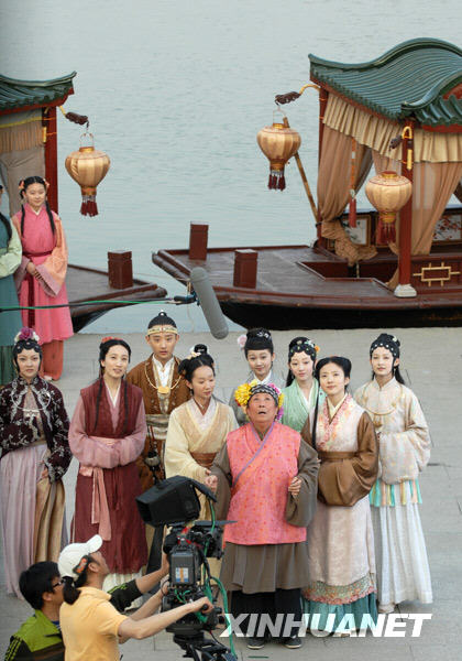 Crew of a new TV series 'A Dream of Red Mansions' shoot the episode 'Liu Laolao visits Grand View Garden' by the Slender West Lake, Yangzhou, east China's Jiangsu Province, April 9. The TV series was filmed in scenic places in southern China like Zhejiang Province's Wuzhen; Jiangsu Province's Suzhou and Yangzhou in the past month. Its outdoor shooting in southern China will end very soon.