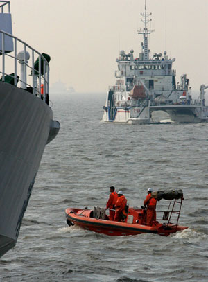 Rescuers search for a missing mechanic and a crashed helicopter near the estuary of the Yangtze River in east China April 12, 2009. [Photo: Xinhua]