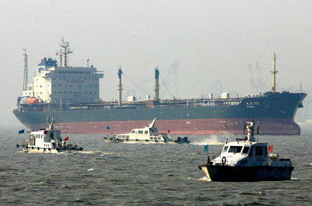 A ship and three boats attend a rescue mission for a crashed helicopter from China's Antarctic exploration ship 'Xuelong' near the estuary of the Yangtze River in east China, on April 12, 2009. [Photo: Xinhua] 