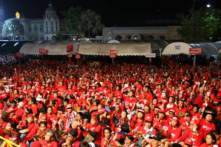 Anti-government protestors congregate in front of Government house in Bangkok, capital of Thailand, on April 12, 2009. Red-shirted protestors forced into the Interior Ministry on Sunday, soon after Prime Minister Abhisit Vejjajiva declared a state of emergency in Bangkok and some districts in five nearby provinces.[Xinhua]