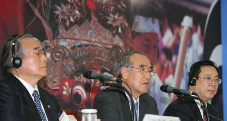  Vice President of China's Xinhua News Agency Zhou Xisheng (R), Lee Hong-koo (C), former prime minister of the Republic of Korea (ROK) and Ryoki Sugita (L), head of the Nihon Keizai Shimbun (Japanese Economic News Press), attend the opening ceremony of the Forum of Northeast Asian Prominent Figures, in Pusan, ROK, April 12, 2009. The fourth Forum of Northeast Asian Prominent Figures was opened on Sunday in Pusan.[Xinhua]