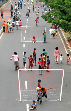 Young people play on the Letjen Suprapto Street in Jakarta, capital of Indonesia, on April 12, 2009. Jakarta held a car-free day event on the Letjen Suprapto Street Sunday. The event aimed at raising environmental awareness among citizens and reducing air pollution.[Xinhua]