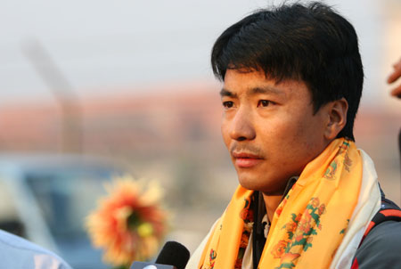 Nepalese mountaineer Pemba Dorje Sherpa, poses before his departure in Kathmandu, capital of Nepal, April 12, 2009.[Xinhua]