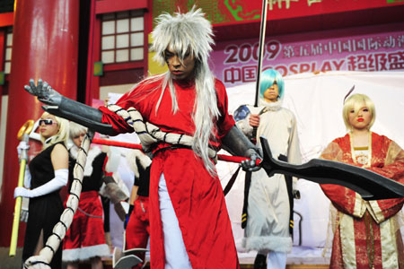 Devotees of Cosplay perform during a preliminary contest of the China COSPLAY Super Show held in Hangzhou, east China's Zhejiang Province, April 12, 2009. [Li Zhong/Xinhua]