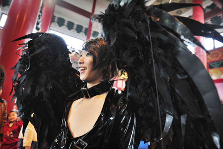 A devotee of Cosplay performs during a preliminary contest of the China COSPLAY Super Show held in Hangzhou, east China's Zhejiang Province, April 12, 2009. [Li Zhong/Xinhua]