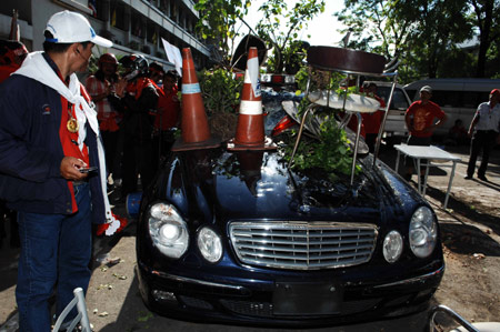 Anti-government protestors smash a car of security guards of Thai Prime Minister Abhisit Vejjajiva inside the Interior Ministry in Bangkok, capital of Thailand, on April 12, 2009. Red-shirted protestors forced into the Interior Ministry on Sunday, soon after Prime Minister Abhisit Vejjajiva declared a state of emergency in Bangkok and some districts in five nearby provinces. [Xinhua]