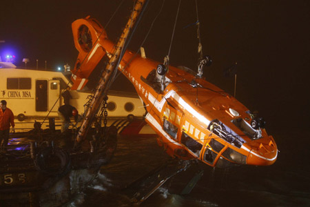 The wreckage of a helicopter from China's Antarctic exploration ship Xuelong is hoisted up almost a nautical mile from its crash site in the East China Sea off Shanghai, April 12, 2009. [Xinhua]