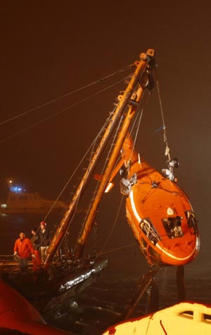  The wreckage of a helicopter from China's Antarctic exploration ship Xuelong is hoisted up almost a nautical mile from its crash site in the East China Sea off Shanghai, April 12, 2009. 