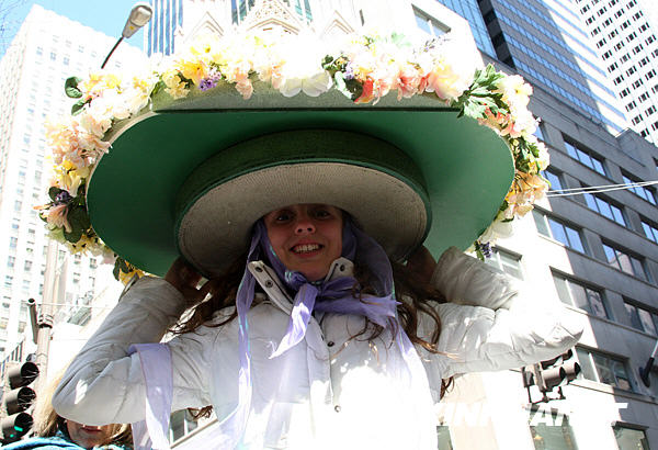  A girl takes part in the Annual Easter Parade in New York April 12, 2009. Hundreds walked along the 5th Avenue wearing their best Easter outfits and hats here on Sunday. [Liu Xin/Xinhua] 