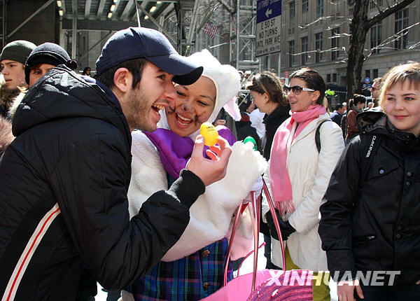 People take part in the Annual Easter Parade in New York April 12, 2009. Hundreds walked along the 5th Avenue wearing their best Easter outfits and hats here on Sunday. [Liu Xin/Xinhua]