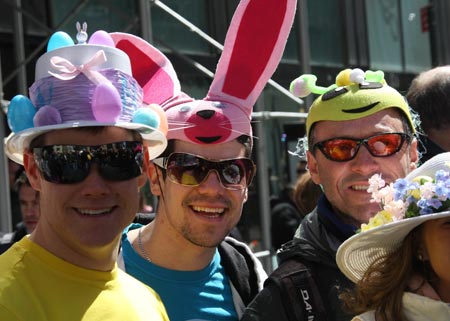 People take part in the Annual Easter Parade in New York April 12, 2009. Hundreds walked along the 5th Avenue wearing their best Easter outfits and hats here on Sunday. [Liu Xin/Xinhua]