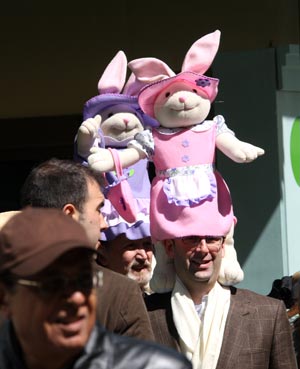 People wearing rabbit hats take part in the Annual Easter Parade in New York April 12, 2009. Hundreds walked along the 5th Avenue wearing their best Easter outfits and hats here on Sunday. [Liu Xin/Xinhua] 